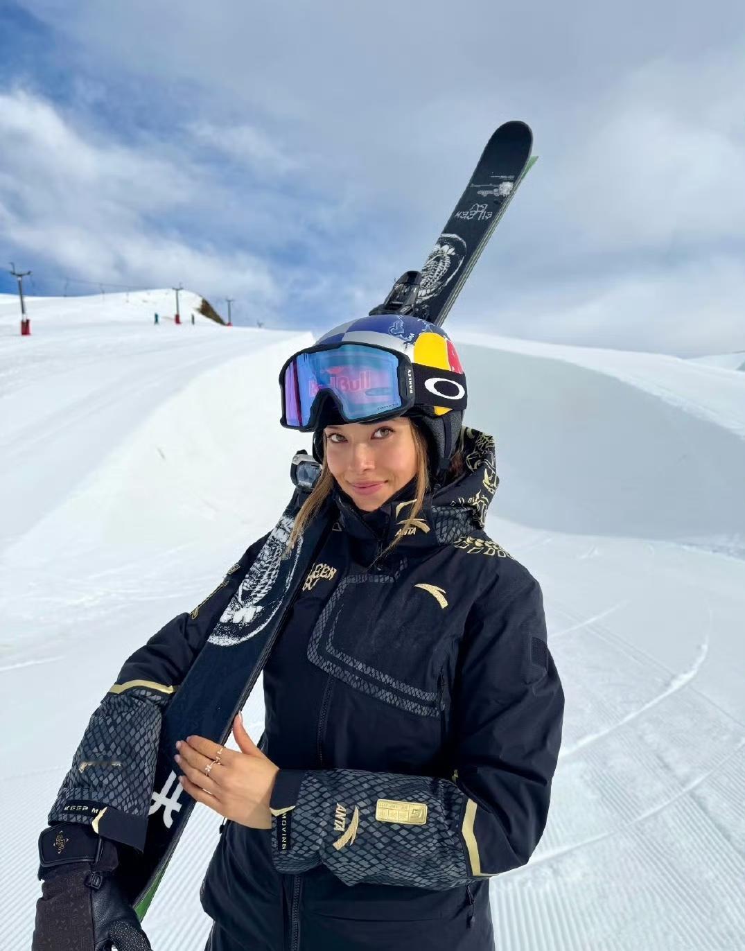 2022年北京冬奥会，中国体育代表团最终获得9枚金牌、4枚银牌、2枚铜牌，共15