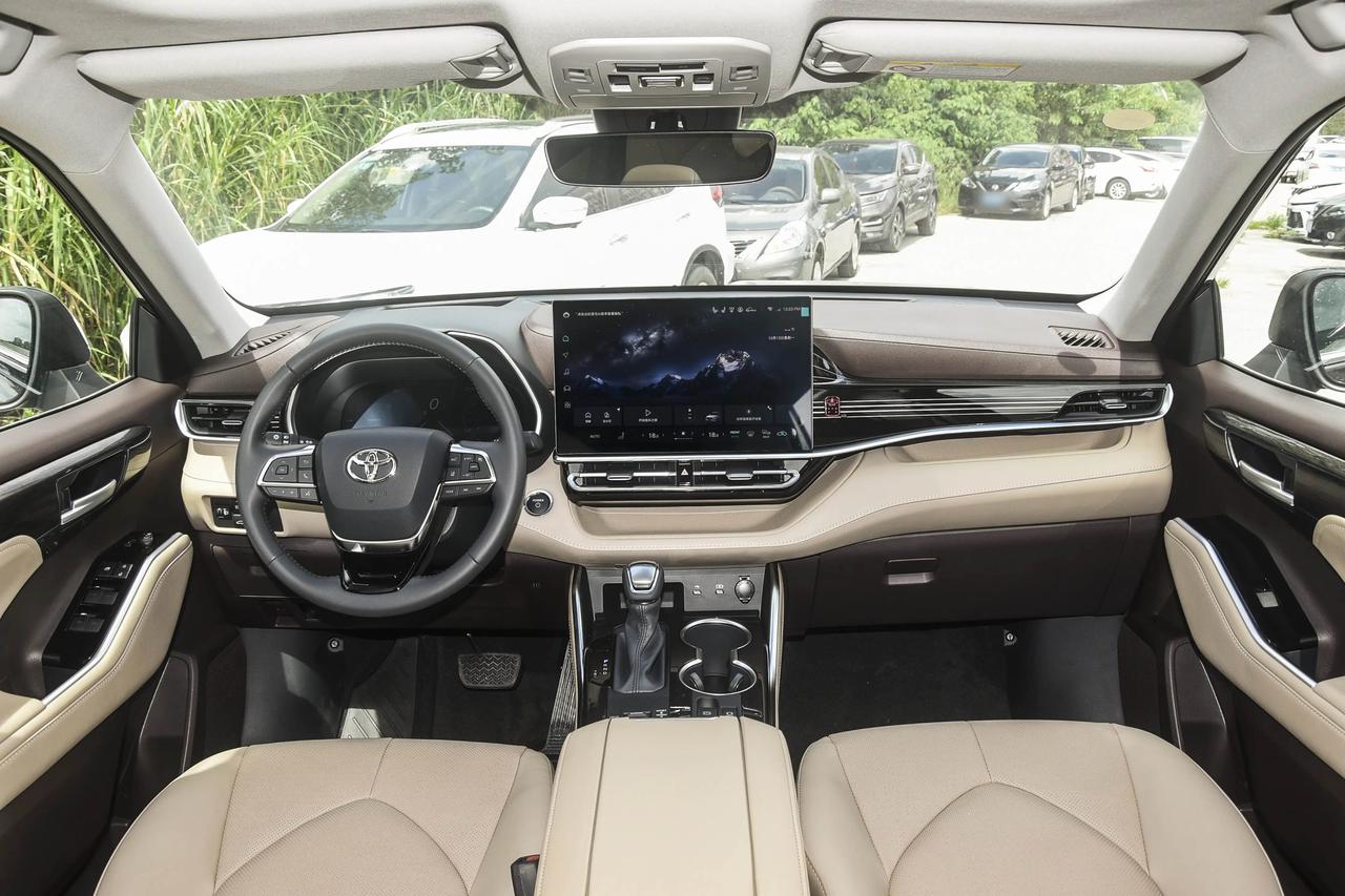 有没有发现？其实现在丰田在走一条很危险的路线。为什么这么说呢？咱们来慢慢