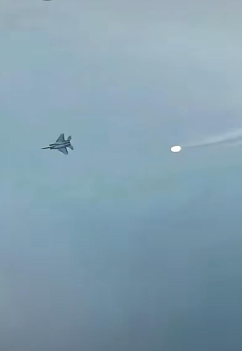 近日一个以色列导弹追撵米格-29战机的视频太刺激了，米格-29一边施放干扰弹，一