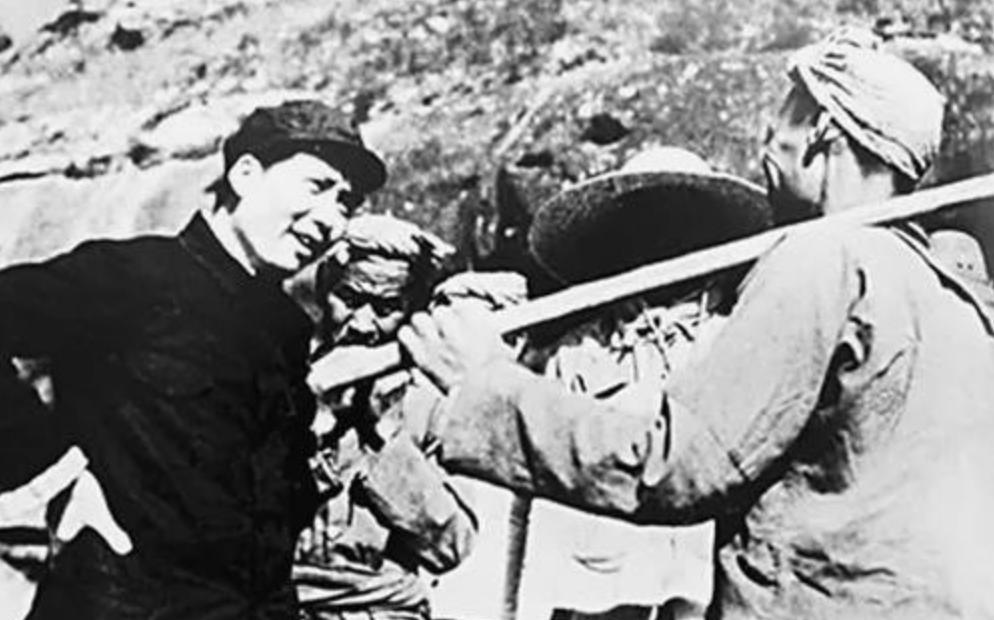 贫穷可以让人卑微到什么地步？1946年1月，毛主席家的窗户坏了，请了一个50多岁