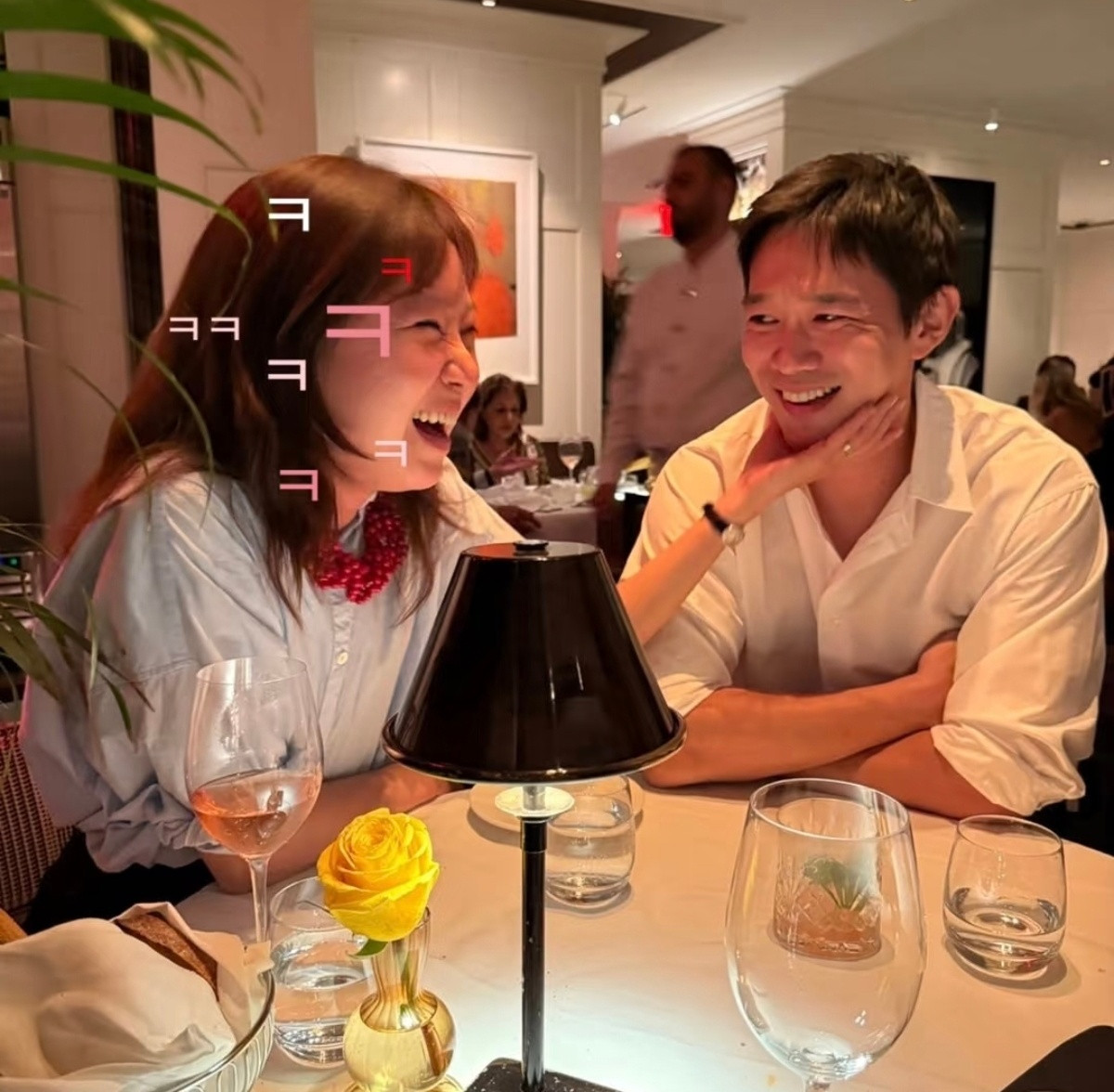 孔孝真更新ins撒狗粮，姐托着老公的下巴好恩爱。​​​
