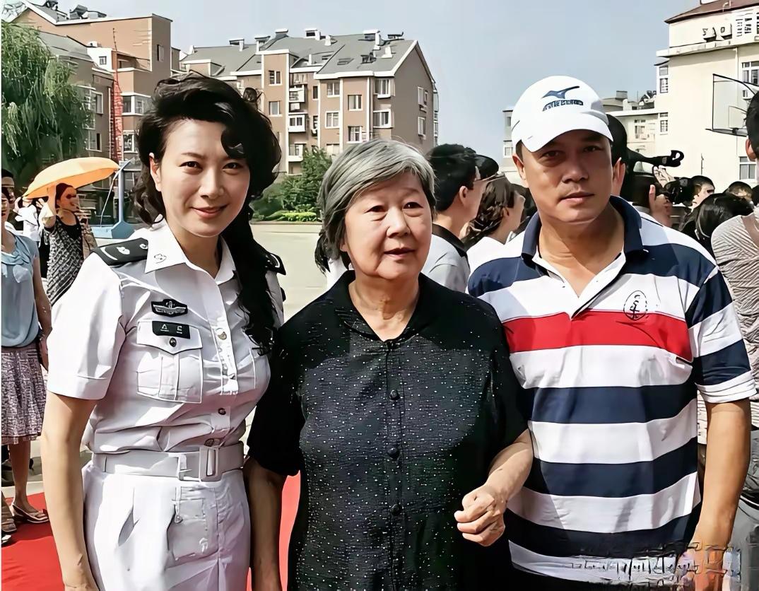 这是演员王静、张山在青岛39中，与母校恩师拍下的一张珍贵合影。王静、张山都是青岛