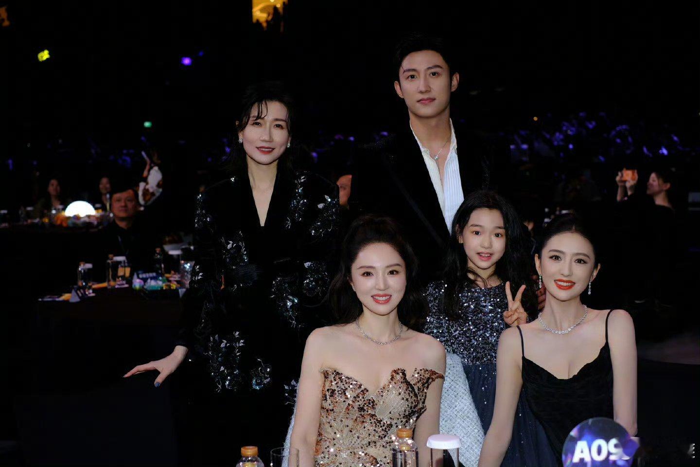 董璇带着小酒窝到处合影尖叫之夜董璇带小酒窝到处合影，有张凌赫白鹿王楚然黄景瑜等