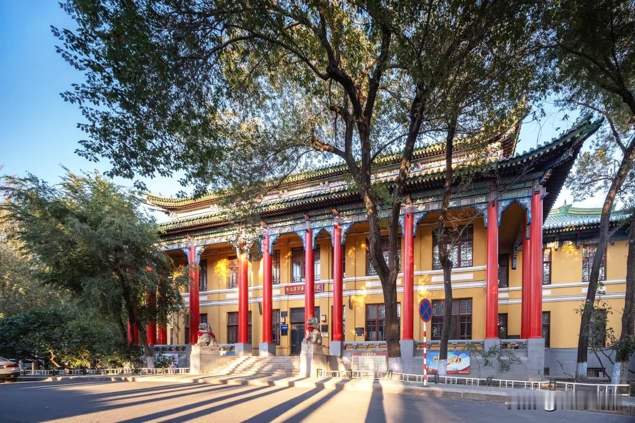 哈尔滨这所学校太暖了！脑瘫少年考上哈三中，学校直接给妈妈安排了工作哈尔滨哈
