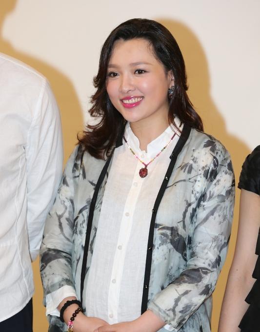 谢兰的香秀会咬人，江珊的香秀只微笑。角色换血，换掉的不是演员，是观众心里活生生