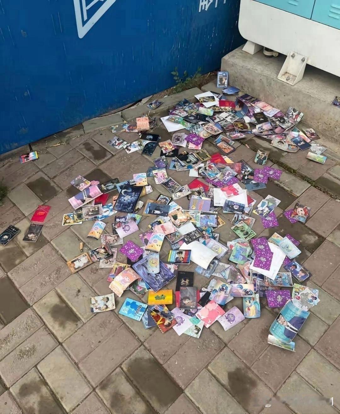 好想捡，可惜不好意思蹲下去