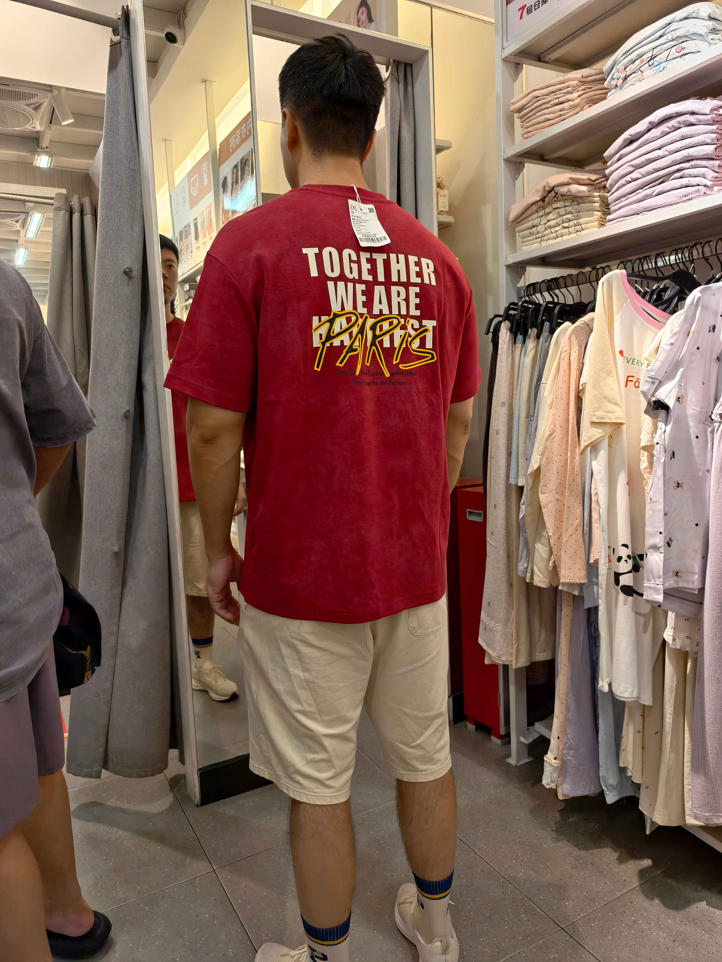 出来逛街啦雨后的广东天气很舒服第一次喝正常糖的柠檬水甜的齁人喝到后面冰化了又好淡