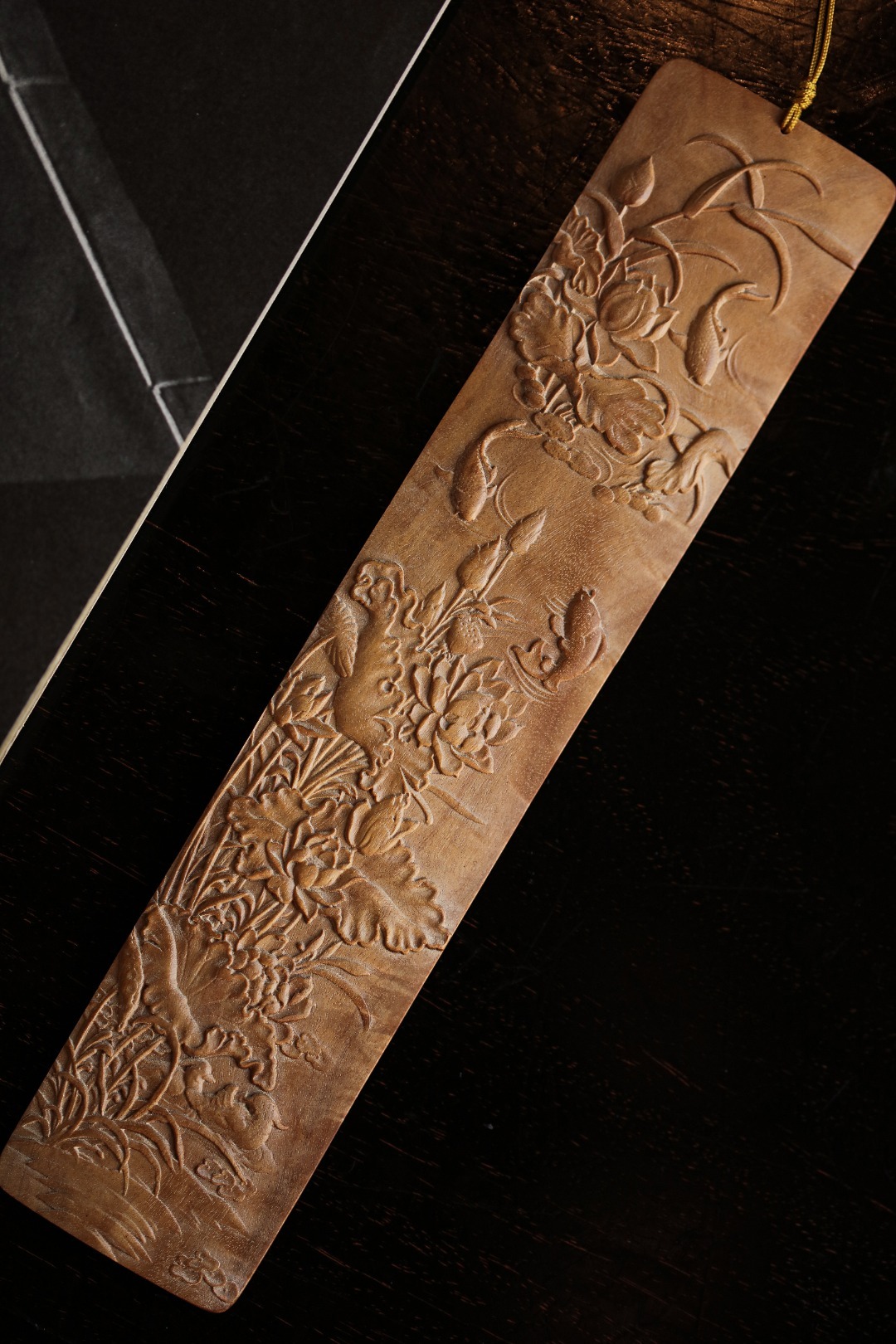 老山檀香【莲年有余】书签雅致的书签嵌于书中，为读书增添了一份独特的雅然之趣。18