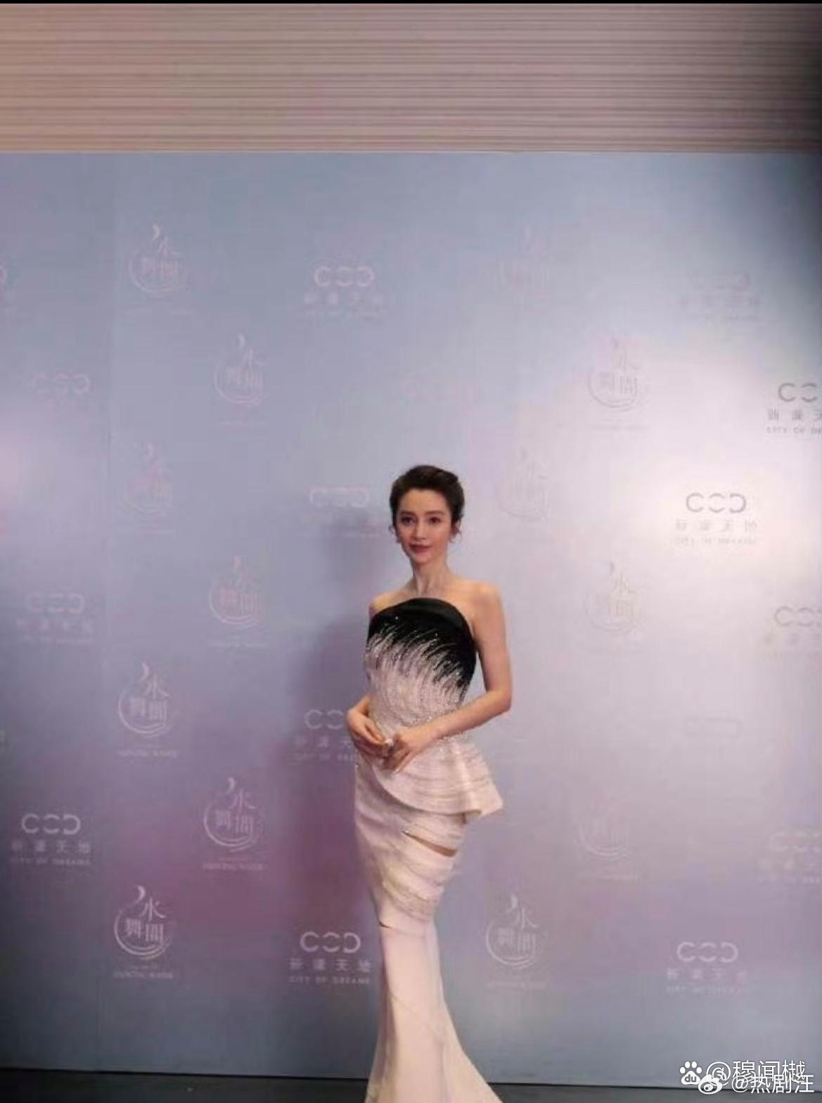 李冰冰看着确⁠实挺像咱妈‏‏那辈‎﻿儿的人了。