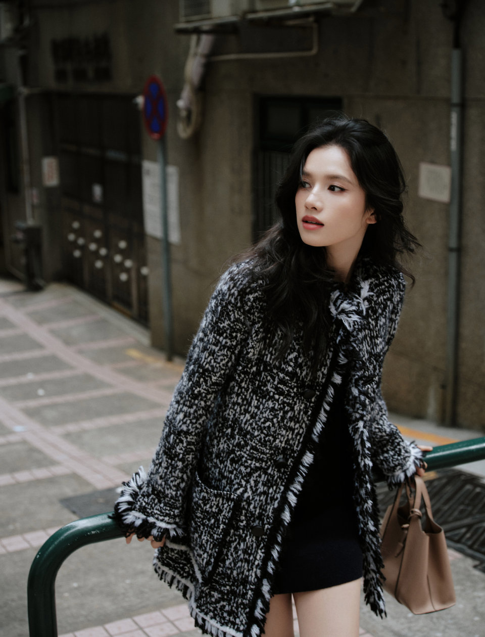 张婧仪简约黑白，隽永优雅。