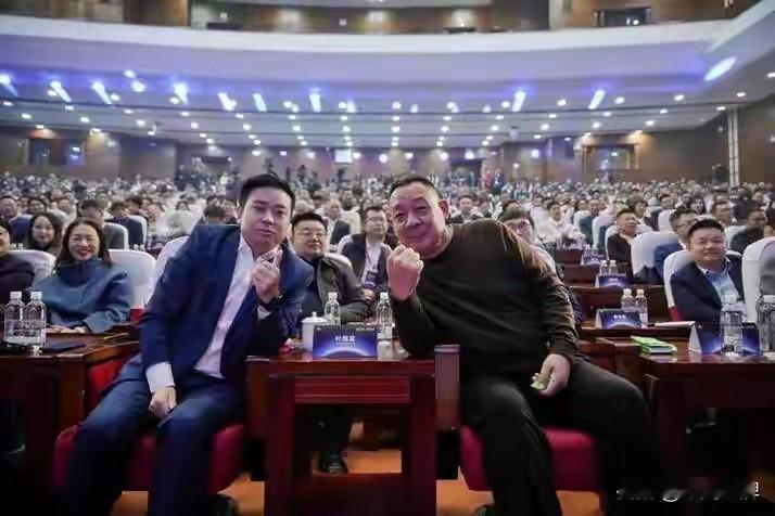 “我是胖东来的，在休自由假！”洛阳许嵩演唱会上，一位母亲对着话筒喊出这句话，全场