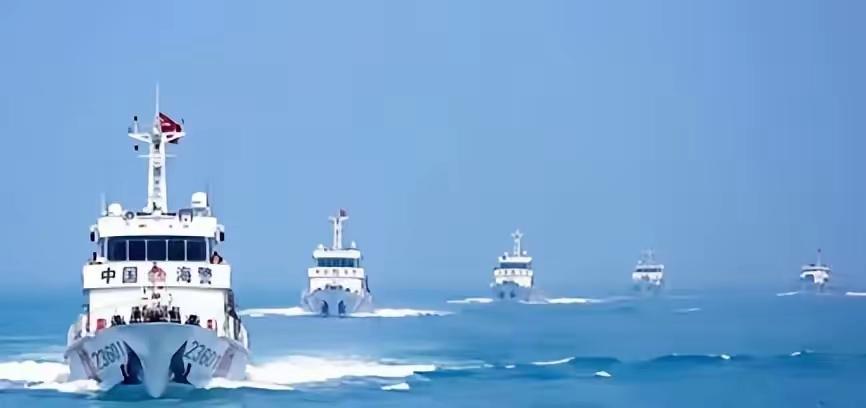 南海的风，越来越紧了。​7月18日，仁爱礁附近海域，解放军的大型拖船已经到位。