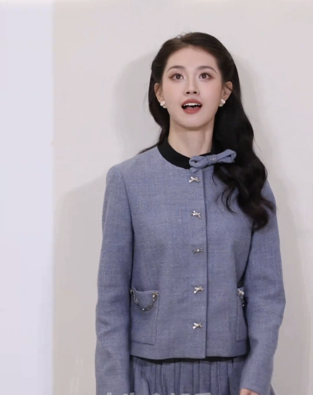 郭宇欣踏光而来，以演员的细腻感知，触碰DIOR的美学内核，一举一动都流露着与品牌