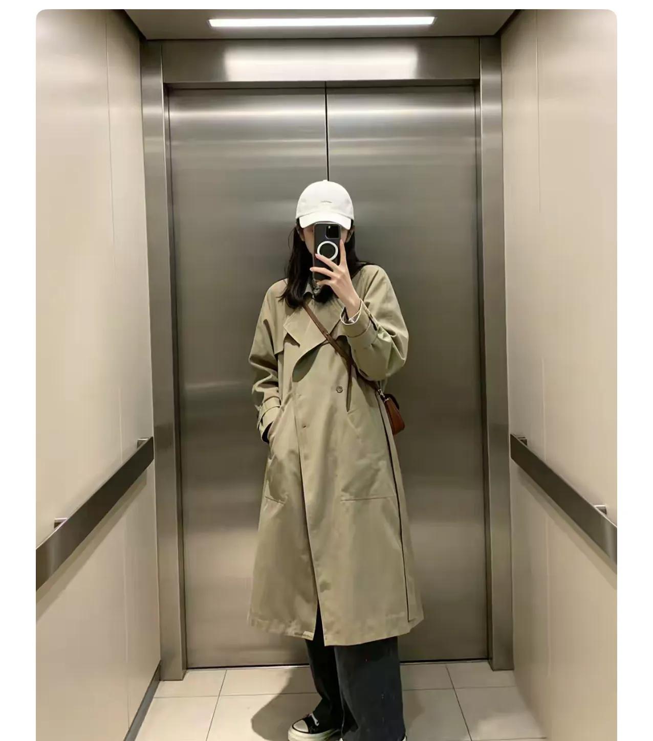 去实体店买衣服，奉劝大家昨天逛街的时候，看到一件风衣特别好看，就在实体店买了