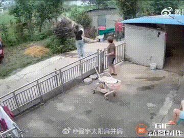 安徽一位女子见邻居家5个月大的宝宝很可爱，于是抱着他出门玩，谁料她因为要摘路边的
