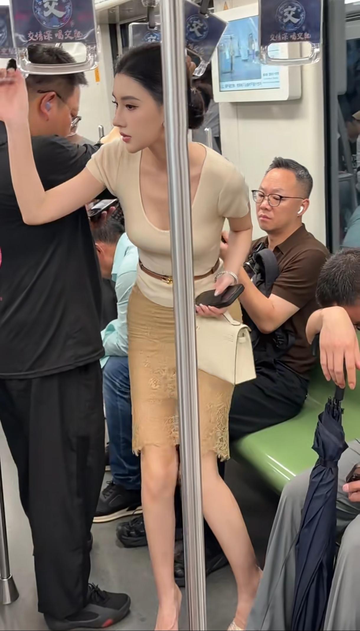 地铁上的小抓拍，怎么会有这么精致的人儿，完美！地铁出行随手拍地铁随拍风