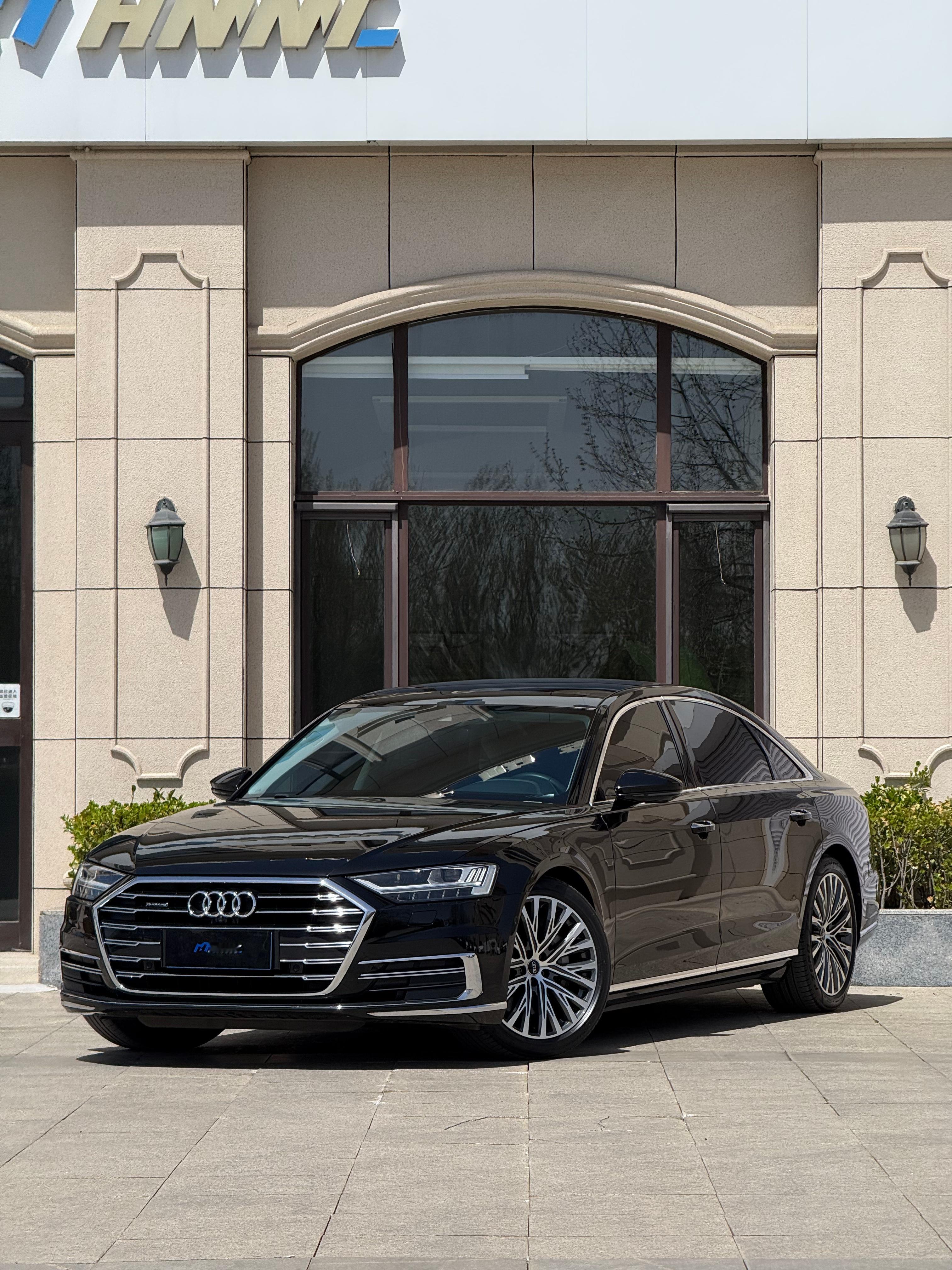 这一代A8其实外形不错跑高速也很稳，后排也够大差在哪里呢？🤔奥迪a8l大