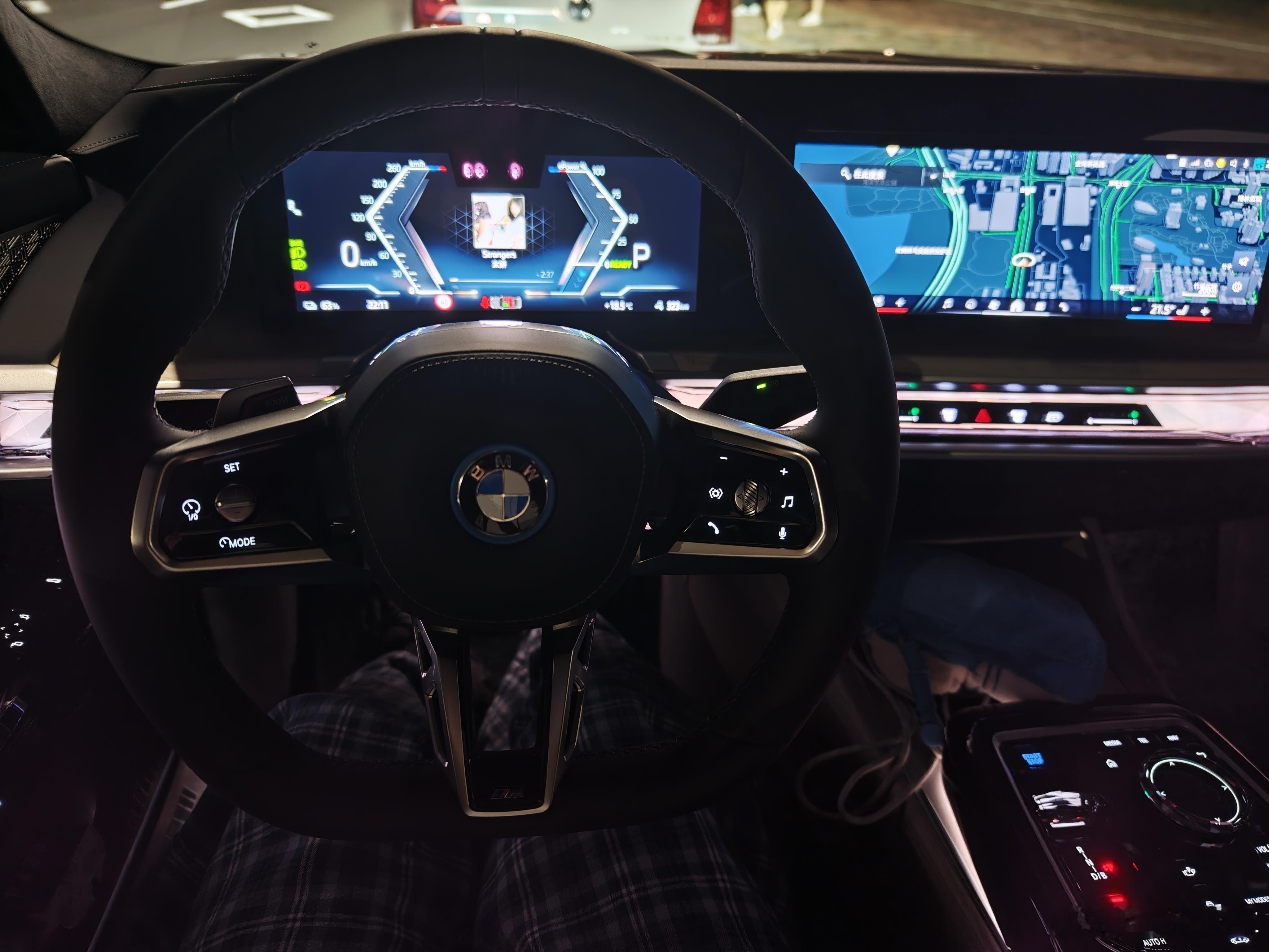 驾驶下高级电动轿车