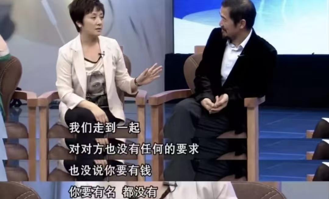 主持人：你会喊邓婕为妈妈吗？张默：我一般直接喊她名字！邓婕的付出终究是没得到