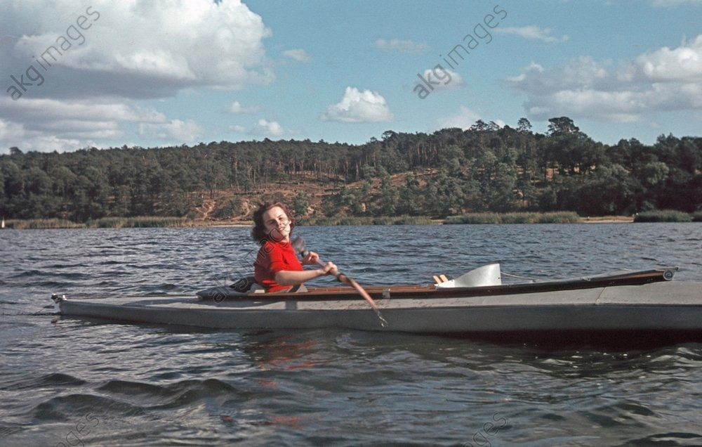 1943年，德国首都柏林的施潘道小镇，河中划船的女子。