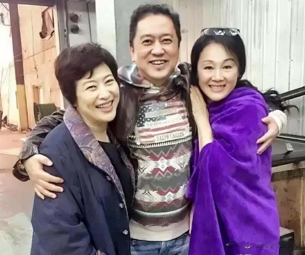 左边这位是国家一级演员，因《我的前半生》中饰演薛珍珠一角火遍全国。中间这位也是实