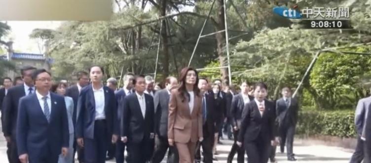 郑丽文到达南京中山陵，拾级而上392阶台阶，兴致满满，站在她身边的依然是张荣恭和