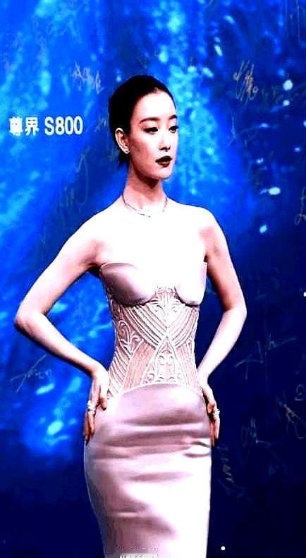 零下穿薄纱跑红毯，左胸口“瘪”了被嘲上热搜。结果，她赢了百万投票。她拎起裙
