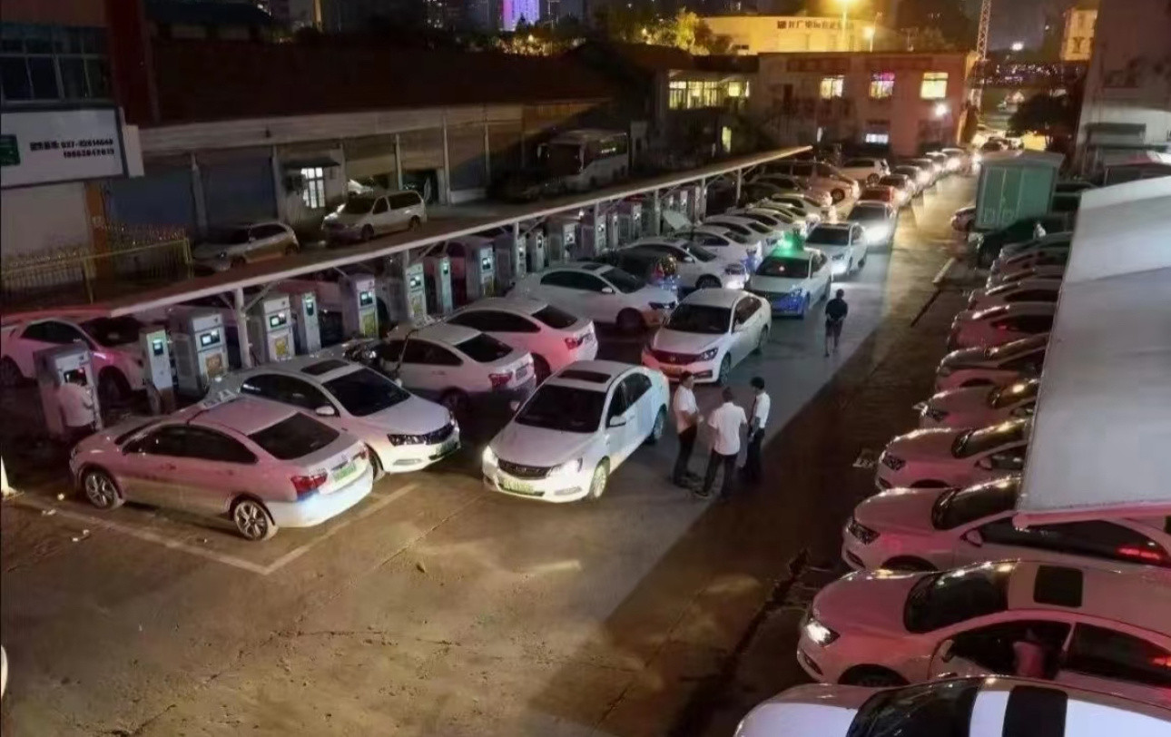 身边的变化来得真快。去年还在问“加92还是95”，今年已经变成“你家电桩能借我充