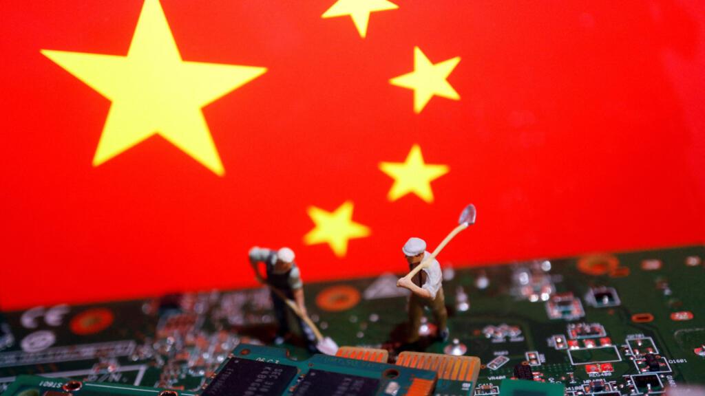 大的来了！中国直接掏出新芯片，算力超越顶级GPU千倍10月15日消息，北京大学