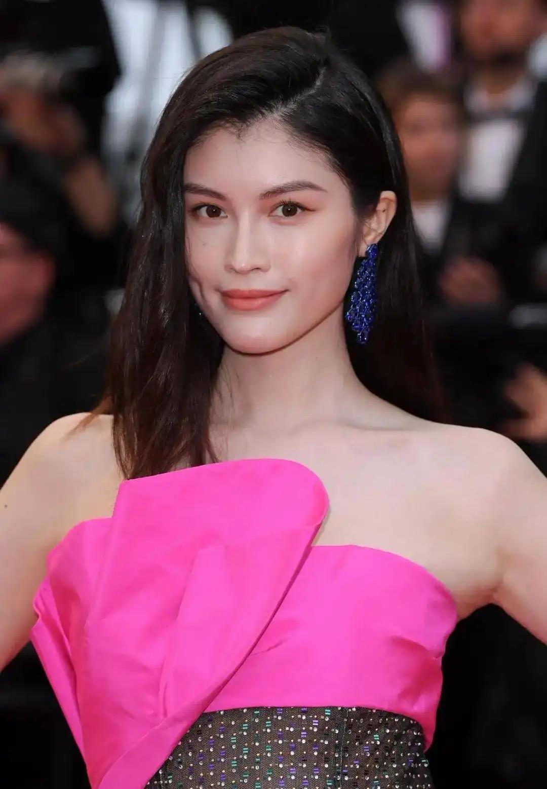 看了何穗的婚姻经历，我沉默了。原来与陈伟霆是他第二次婚姻。第一次结婚时，她才25