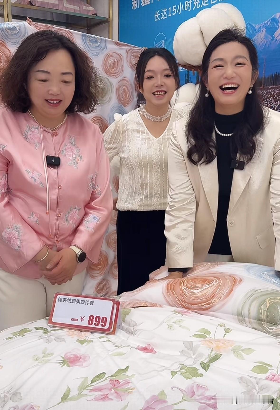 今天，谢浩男妈妈许健华的直播带货再次开播。尽管直播间人气较之前略有下滑，但仍有一