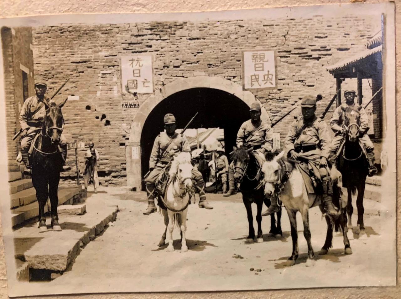 这张照片是几个日本兵占领一座县城的最生动的体现。抗日战争时期，日军每打下一座县城