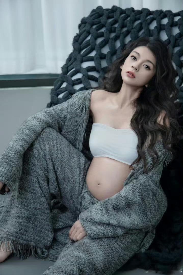 36岁谈莉娜剖腹产产子谈莉娜晒一家三口牵手照谈莉娜升级当妈！36岁剖腹诞下宝宝