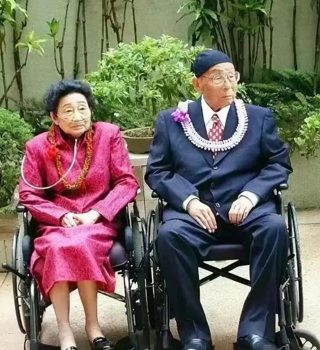 这是（图一）2000年张学良与赵一荻最后的公开合影，拍摄19天后，赵一荻离世。