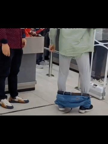 “算了？算了不行！”大爷一声吼，气呼呼的瞪着服务员，非要他们领导给说