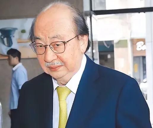 柯建铭反水，是预料之中的事情，他不但因为＂宪政危机＂与民进党分道扬镳，到明年2月