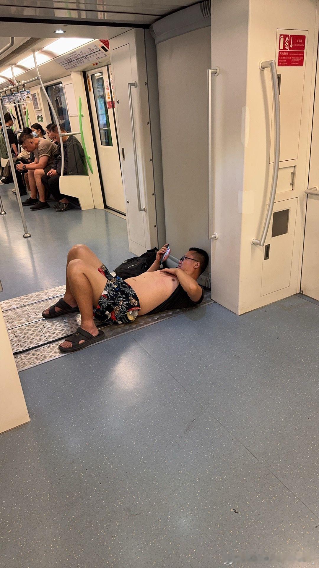 上海地铁遇到一个很会享受的大哥，这姿势这躺的这衣服撩的，感觉比他家床还舒服吧