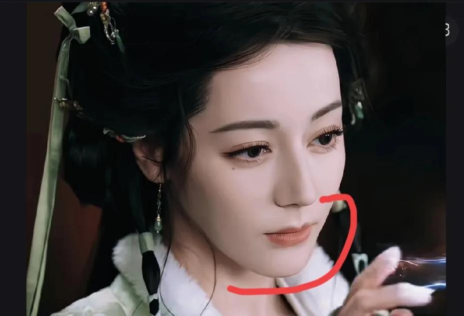 都说迪丽热巴在《白日提灯》里，看起来下滑式老了，因为嘴唇薄了。但我觉得是粉底液