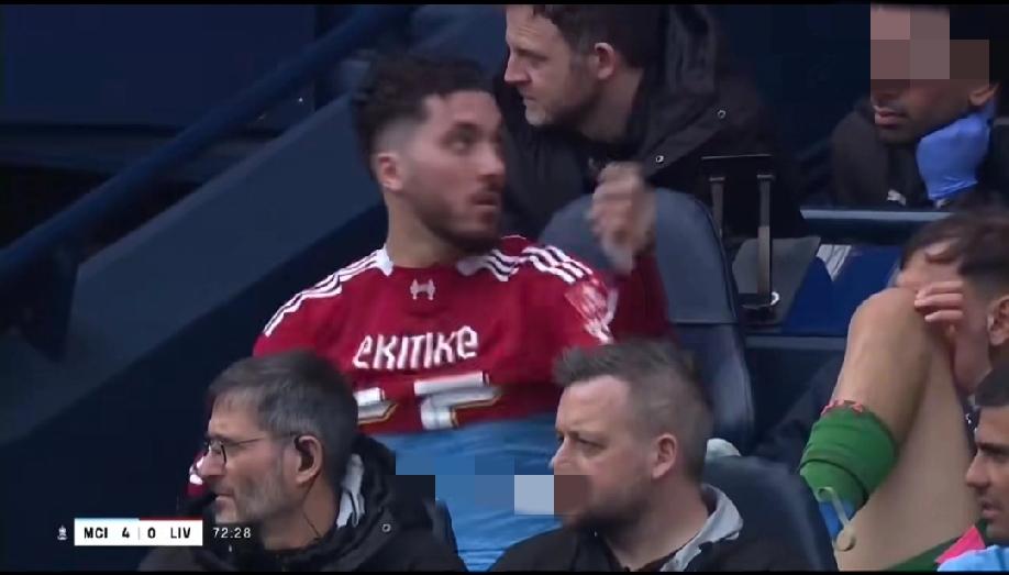 曼城球员谢尔基这是什么骚操作？在曼城替补席上，直接换上了利物浦的球衣。这件利物