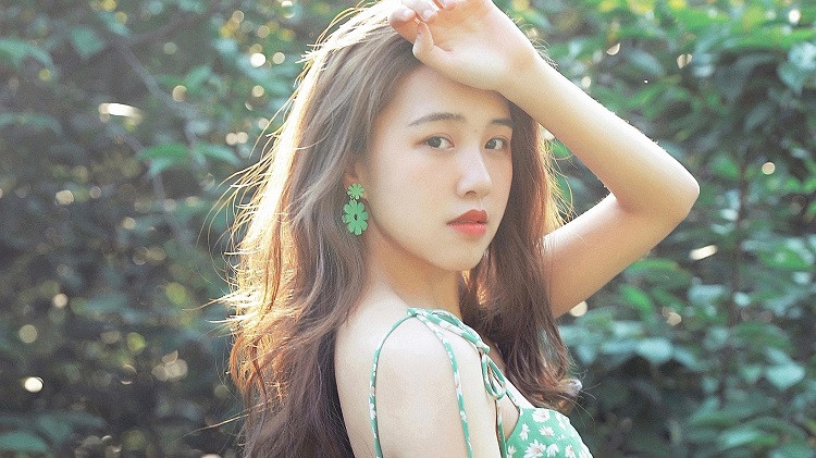 女人对异性动情了，会有这几个表现：1.总是关注你，眼神总往你身上飘；2.和你