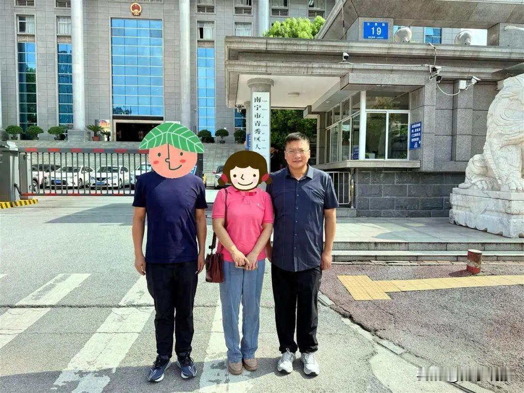 近日，广西南宁，“2.5亿元存银行不翼而飞”案开庭。案件中，银行员工玩了个“大戏