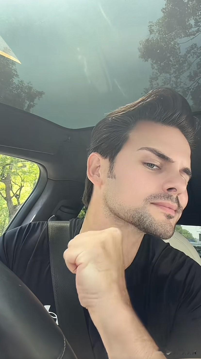 现在的阿迪是常驻杭州了，在车里向大家展示他的头发和牙齿，他说他42岁头发和牙齿都