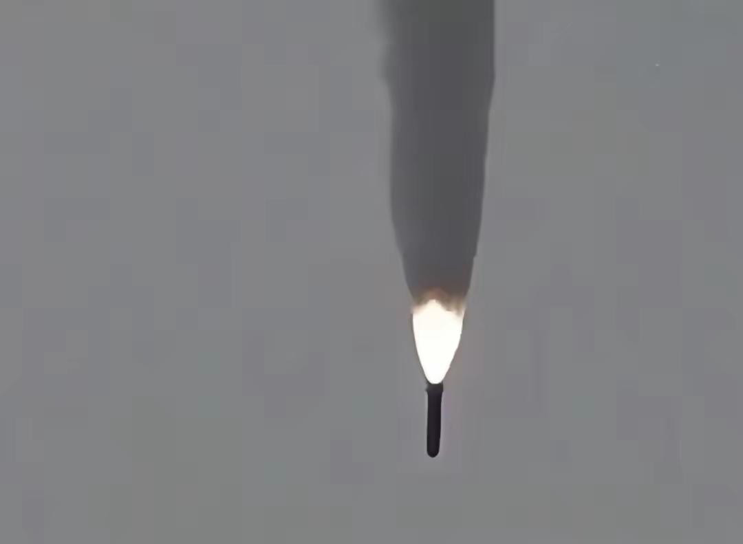 ​以军这时候傻眼了，看见特拉维夫上空中突然间出现了伊朗发射过来的霍拉姆沙赫尔4导