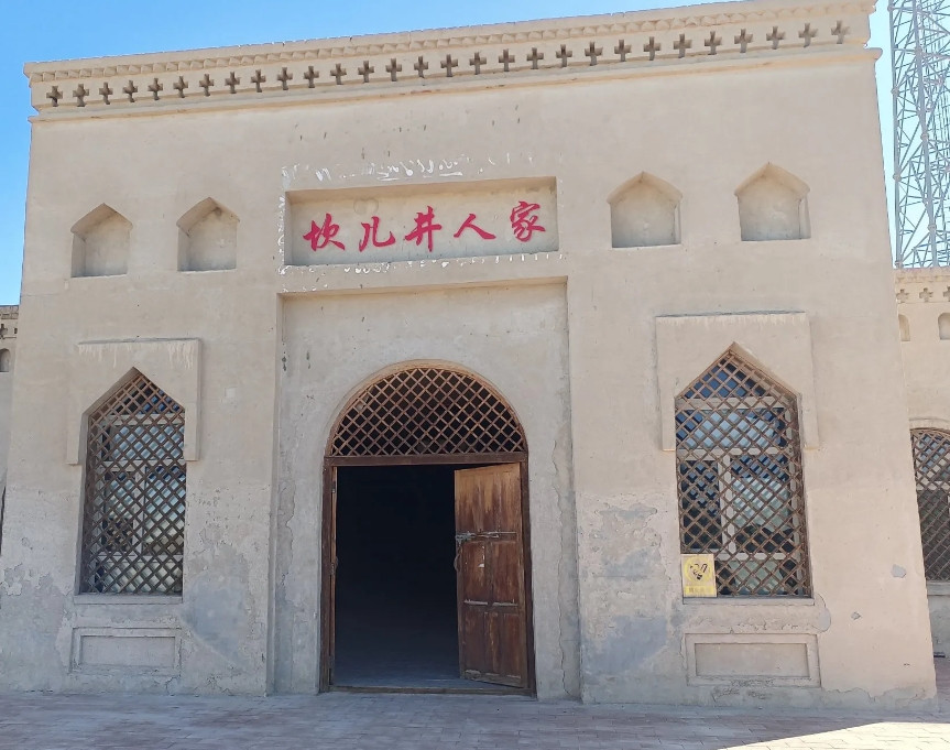 今天上午去哈密塔库坎儿井。现在的旅游挣钱，很多地方都搞景区，有点特色