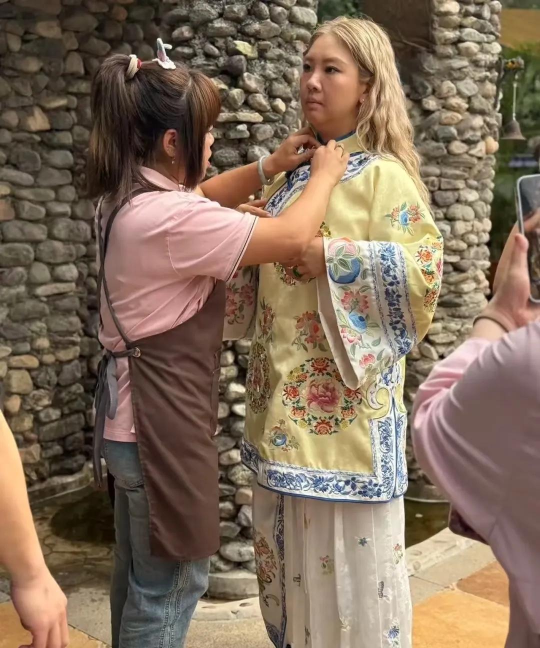 长城偶遇郑欣宜啦，她超级亲切，近距离看，她的皮肤状态也特别好，脸上洋溢着真诚的笑
