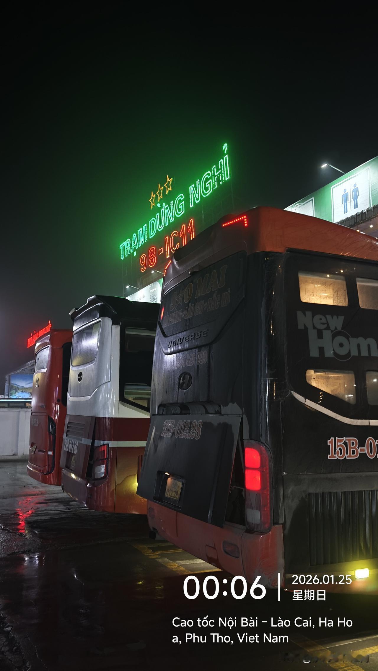 从越南回家一次，就会心力交瘁一次，回家的路不远，唯一困扰人的是在越南坐这个大巴车