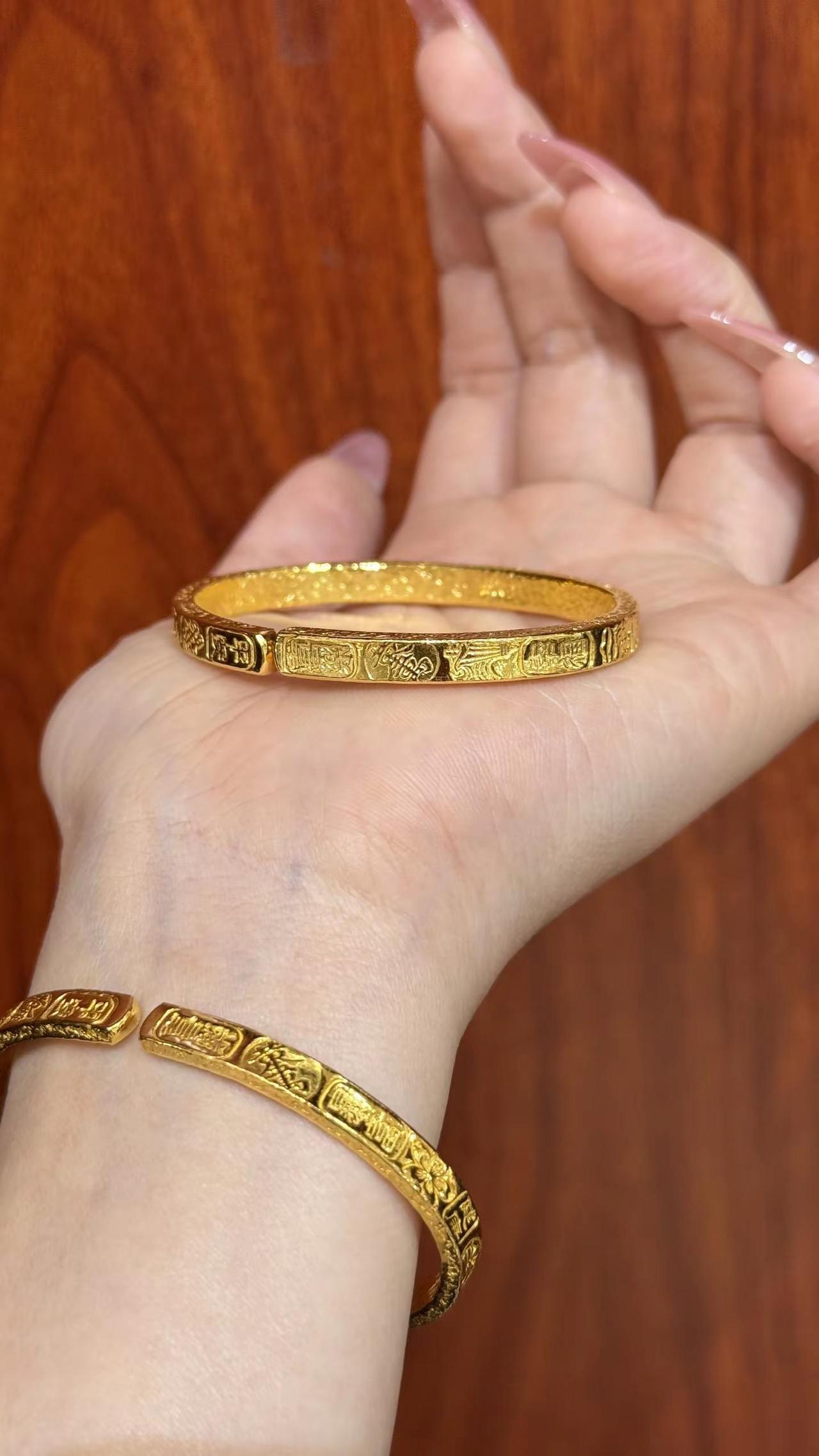 吉言金开口手镯35克。都说黄金"买时心痛，戴时心动"，特别是大克重黄金手镯，既是