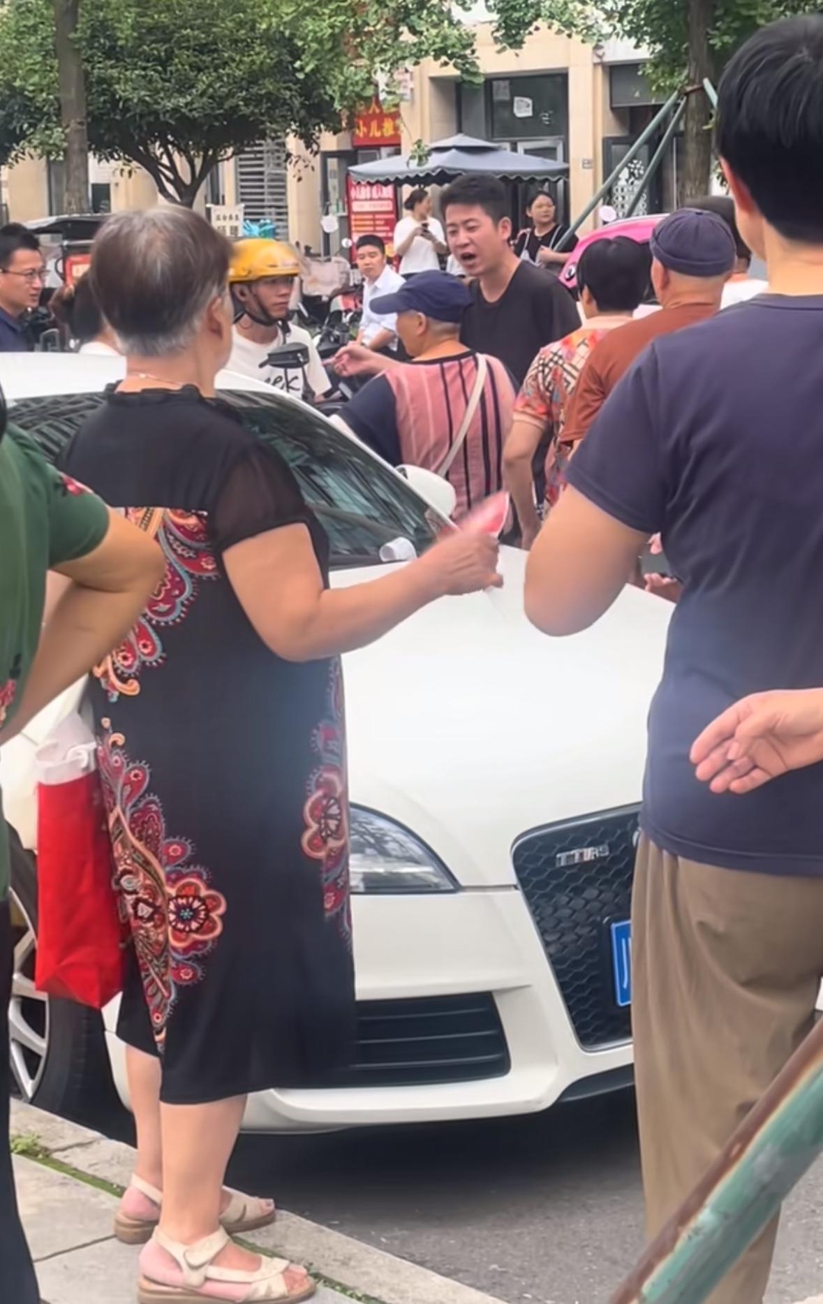 老人不要“倚老卖老”一名外卖小哥正常骑行时突然看到路边窜出的小孩，小哥立刻刹