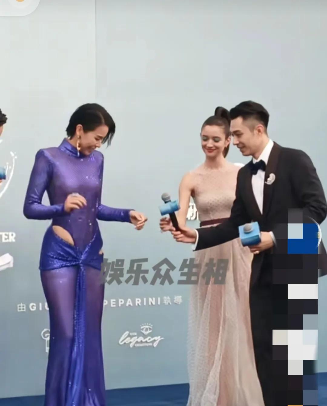 谁有胡杏儿的联系方式能不能给我一下我想跟她说，这裙子是非穿不可吗？旁边的周伯