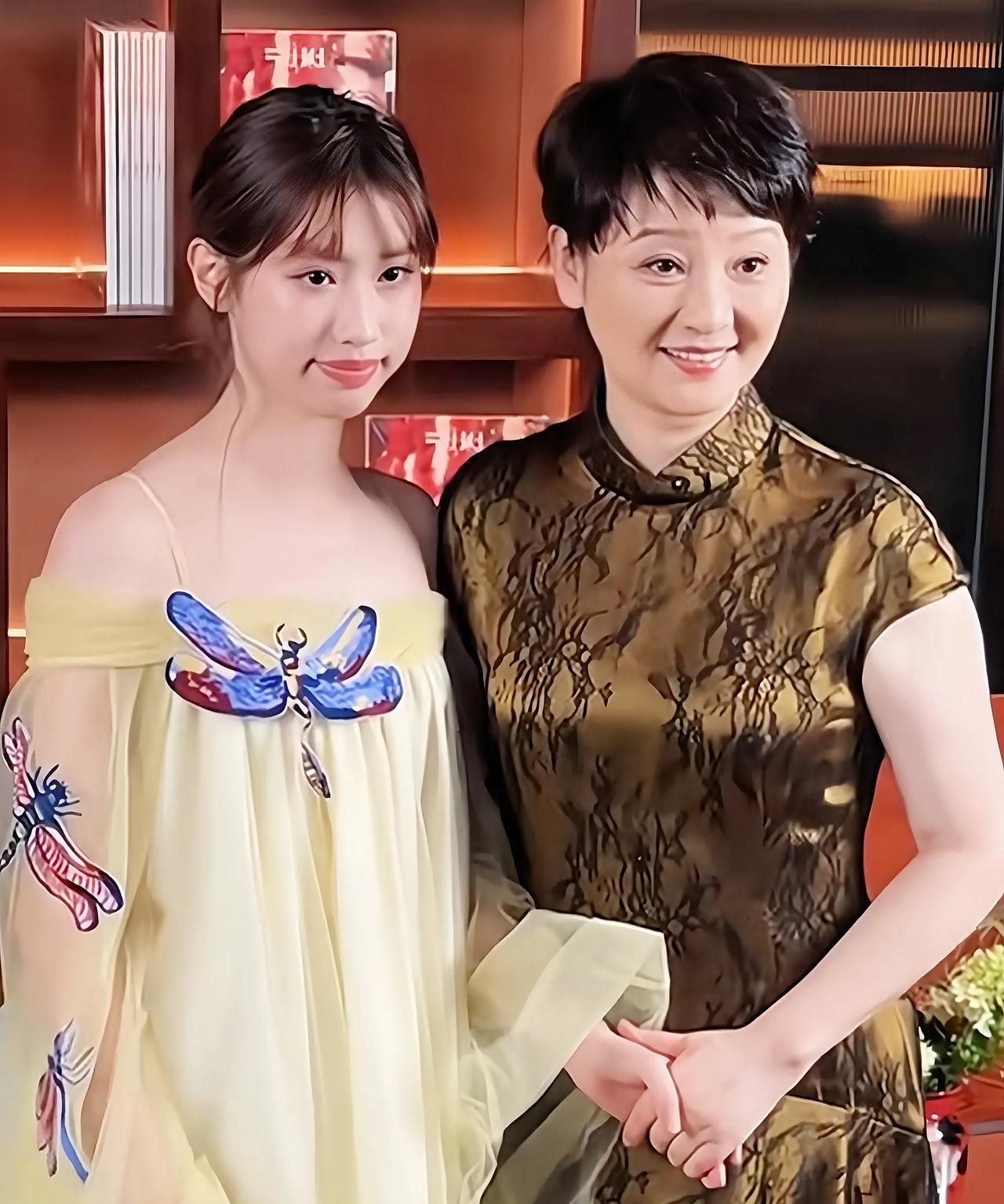 冯小刚的养女徐朵如今真是女大十八变，出落得愈发优雅，气质出众。她与养母徐帆相处间